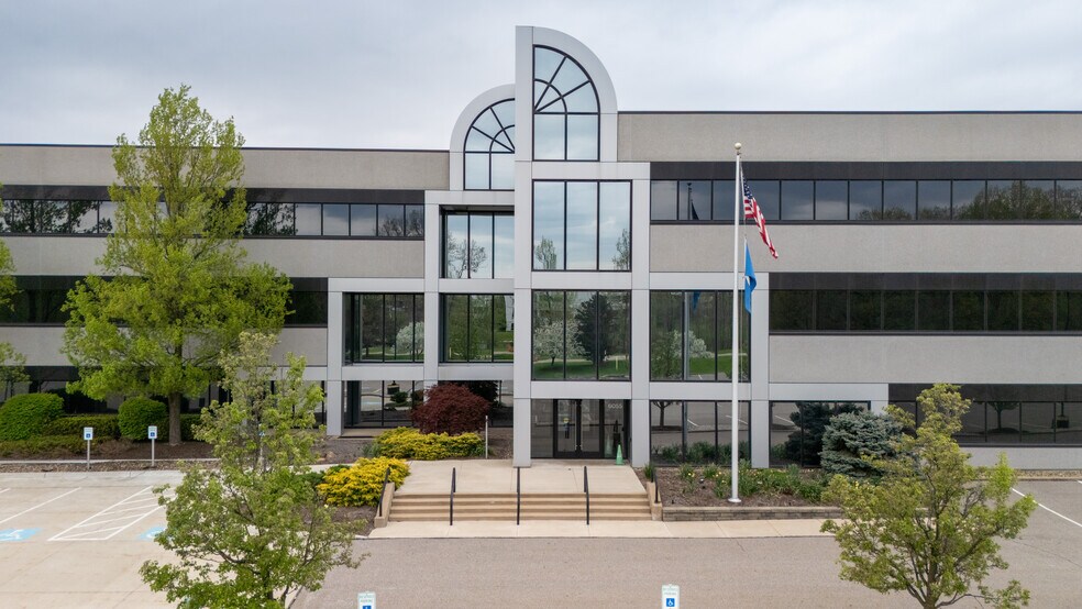 6055 Parkland Blvd, Mayfield Heights, OH à louer - Photo du bâtiment - Image 2 de 31