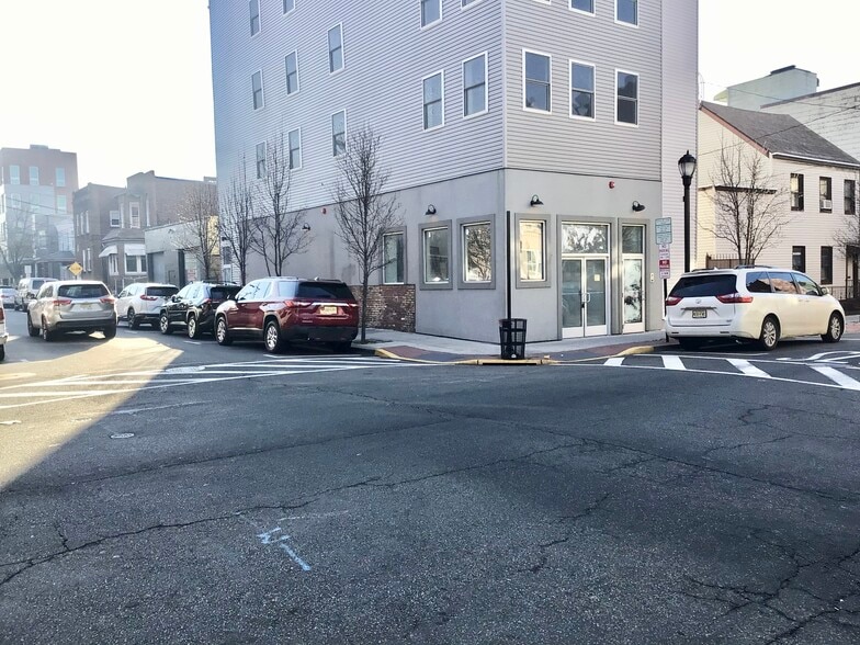 912 Bergenline Ave, Union City, NJ for lease - Primary Photo - Image 1 of 14