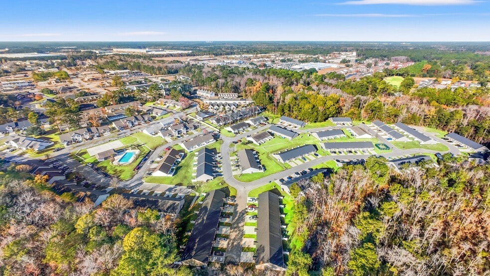 Towne Park & Carlisle Village Townhomes portfolio of 2 properties for sale on LoopNet.ca - Building Photo - Image 2 of 10