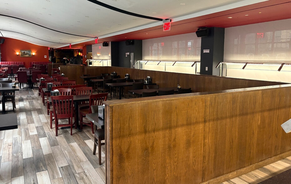 4117 Crescent St, Long Island City, NY à louer - Photo du bâtiment - Image 3 de 6