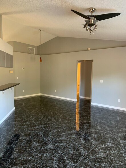 2792 Howland Blvd, Deltona, FL à vendre - Photo intérieure - Image 3 de 10