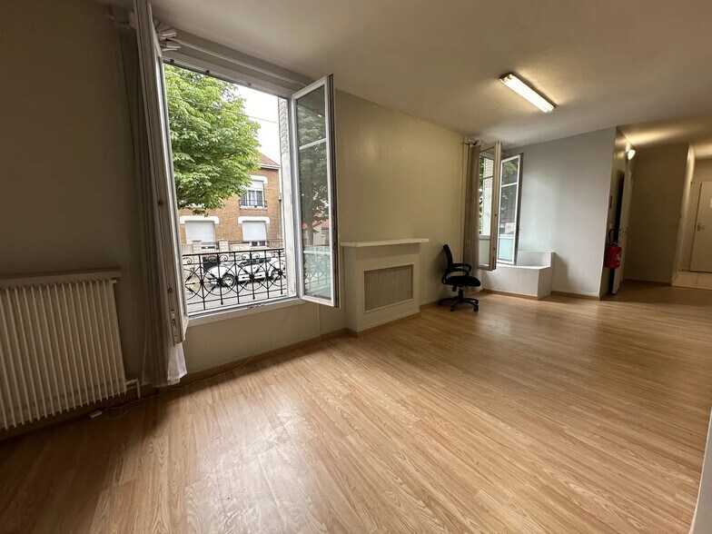 Office in Montreuil for lease - Interior Photo - Image 1 of 6