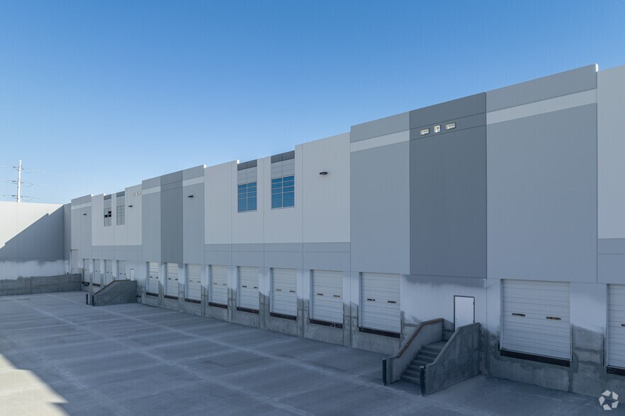 2327 N Nellis Blvd, Las Vegas, NV à louer - Photo du bâtiment - Image 3 de 10