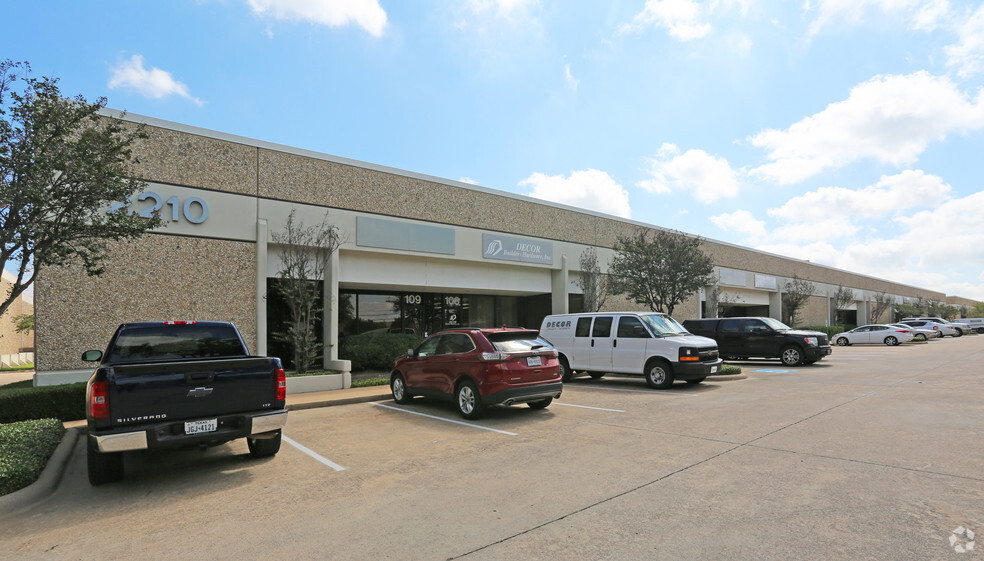 2210 Denton Dr, Austin, TX for lease - Primary Photo - Image 1 of 14