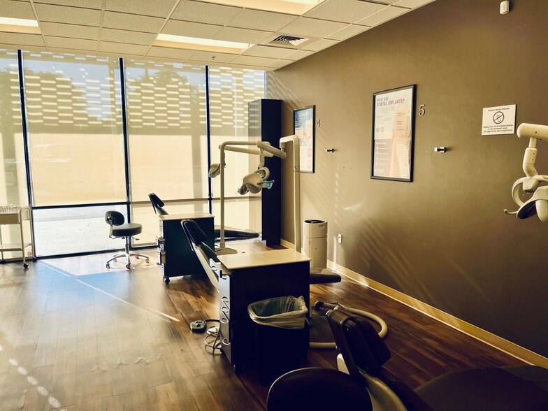 21721-21729 Vanowen St, Canoga Park, CA for lease - Building Photo - Image 3 of 10