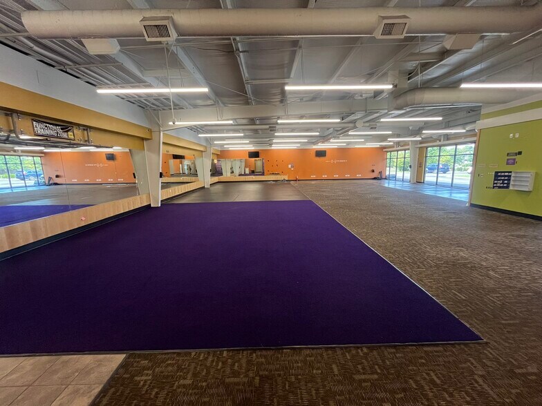 5530 E Highway 62, Jeffersonville, IN for lease - Building Photo - Image 2 of 6