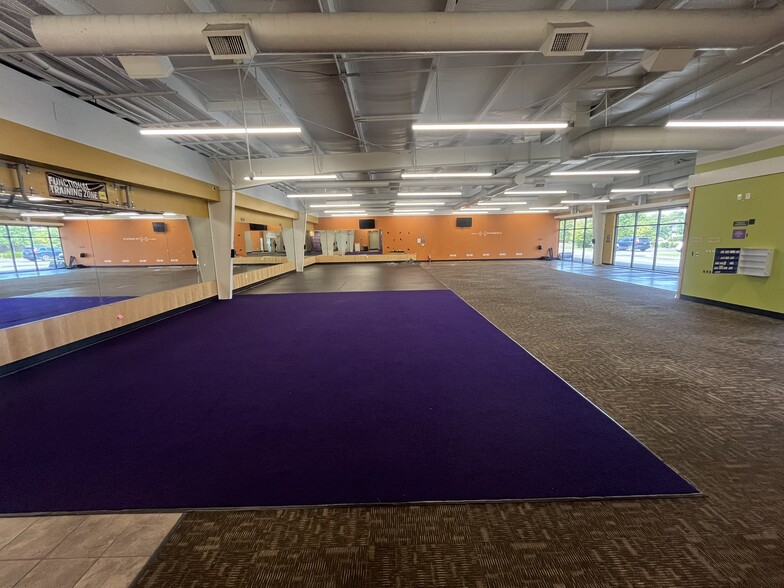 5560 IN-62, Jeffersonville, IN for lease - Building Photo - Image 2 of 6