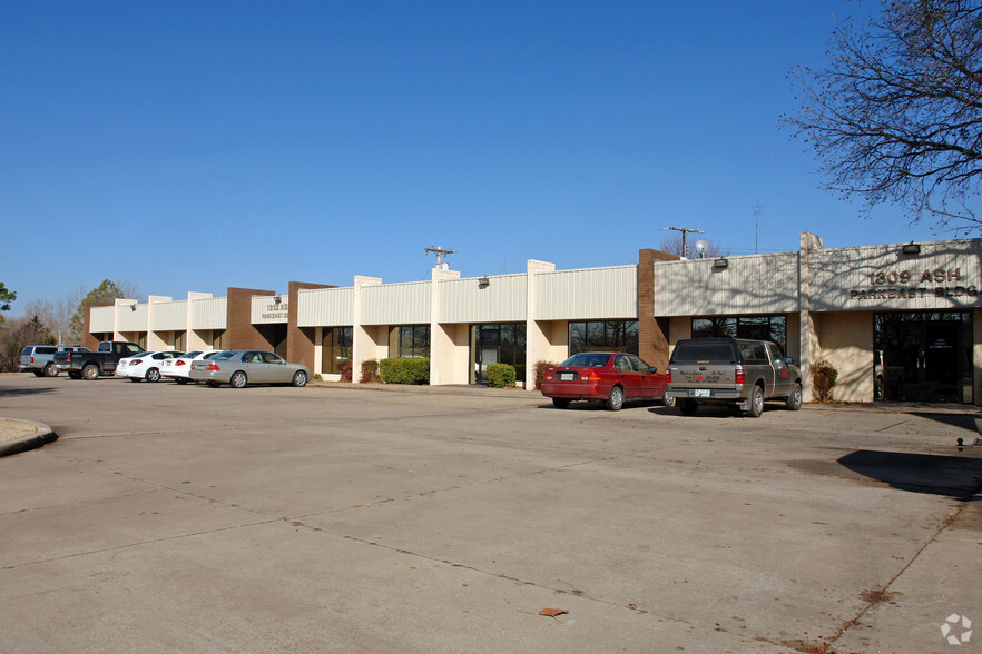 1309-1313 W Ash Ave, Duncan, OK for lease - Primary Photo - Image 1 of 2