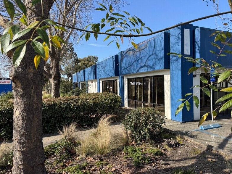 1701 Piner Rd, Santa Rosa, CA à louer - Photo du bâtiment - Image 2 de 4