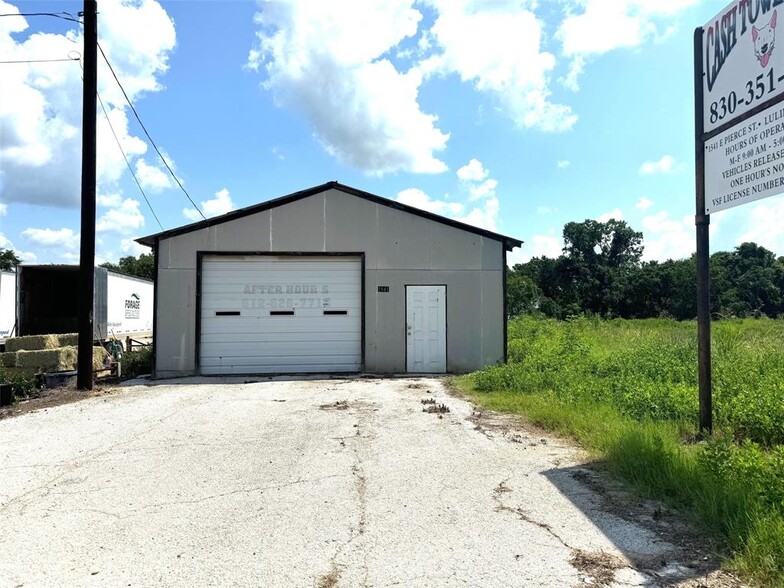 1541 E Pierce St, Luling, TX for sale - Building Photo - Image 1 of 17