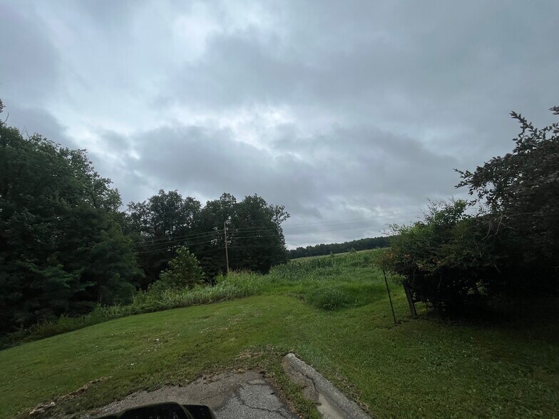 Spring Dr, Bedford, IN à vendre - Photo du bâtiment - Image 2 de 2