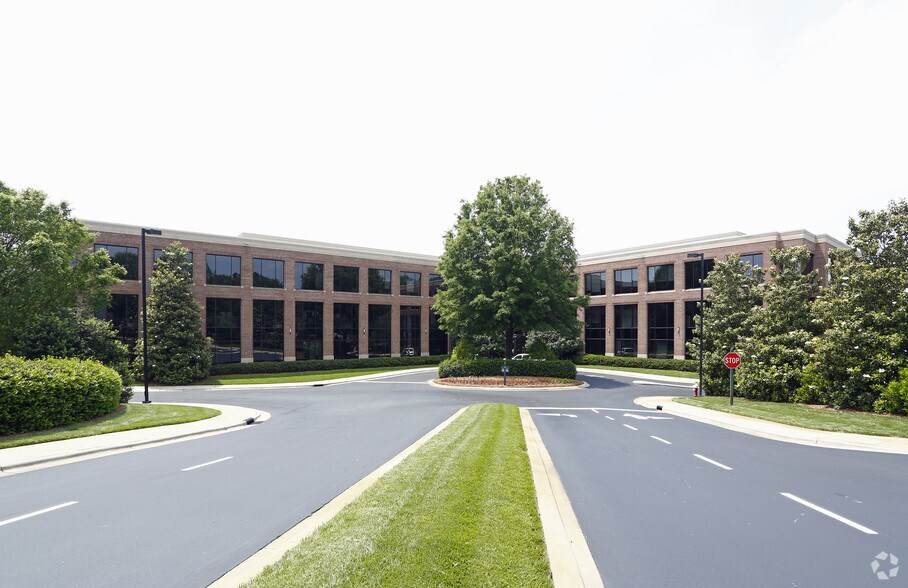 1225 Crescent Green Dr, Cary, NC à louer - Photo du bâtiment - Image 2 de 14