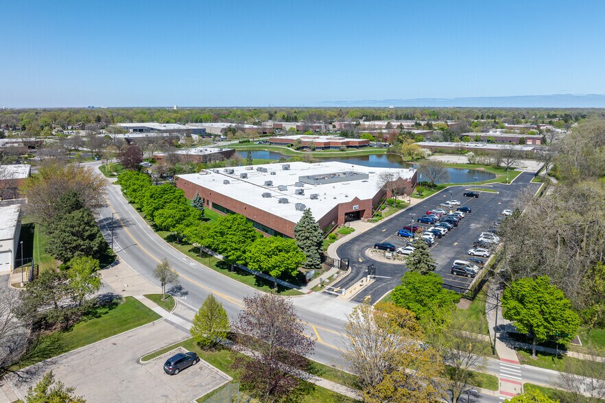 852 Feehanville Dr, Mount Prospect, IL à vendre - Aérien - Image 3 de 5