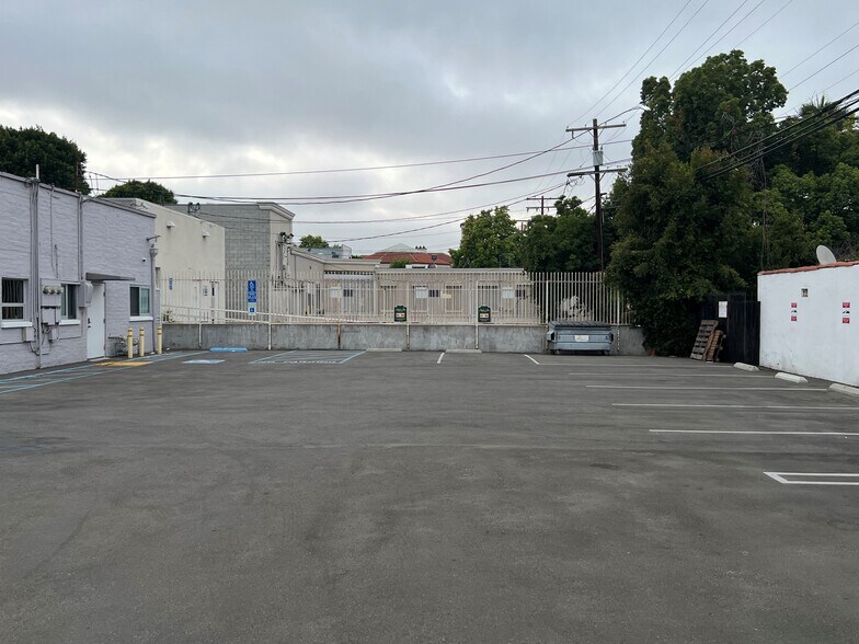 224 S Robertson Blvd, Beverly Hills, CA à louer - Photo du bâtiment - Image 2 de 7