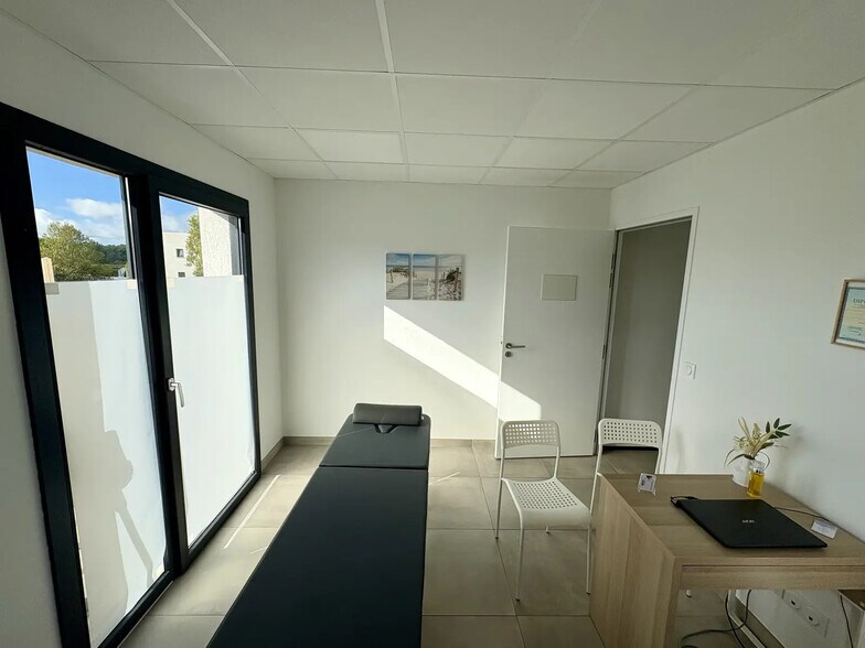 Bureau dans Velaux à louer - Photo du bâtiment - Image 2 de 3