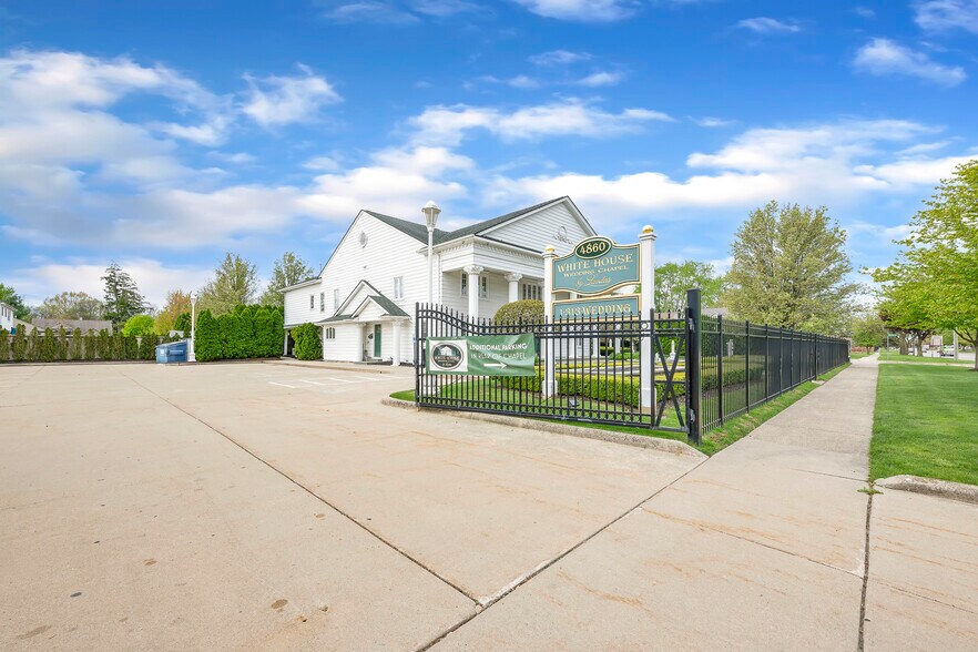 4860 E 13 Mile Rd, Warren, MI à vendre - Photo du bâtiment - Image 3 de 62