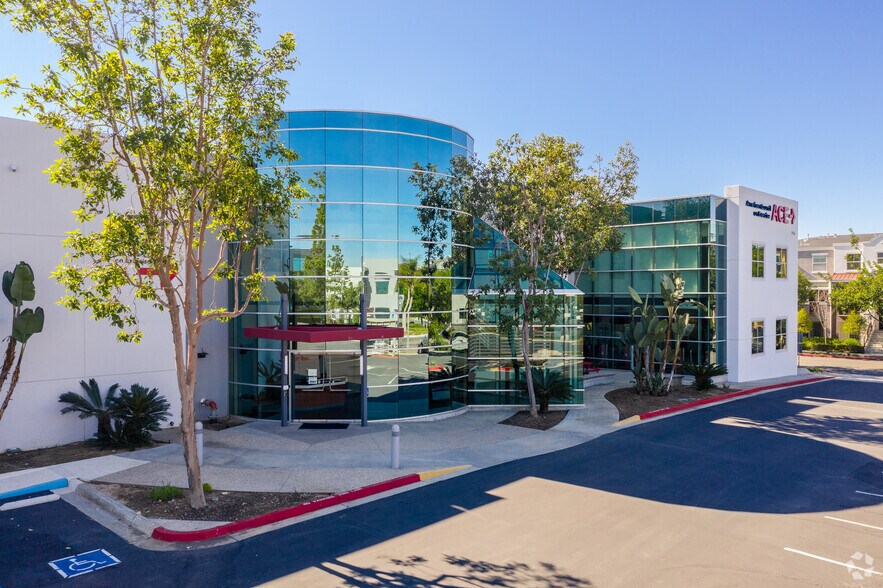 4851 Paramount Dr, San Diego, CA à louer - Photo du bâtiment - Image 2 de 5