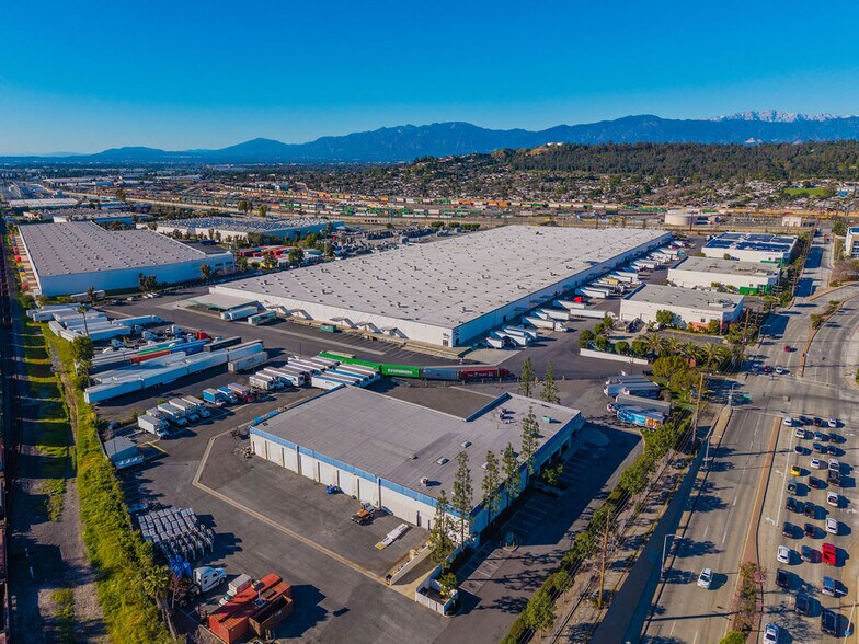 875-943 S Azusa Ave, City of Industry, CA à louer - Photo du bâtiment - Image 3 de 6