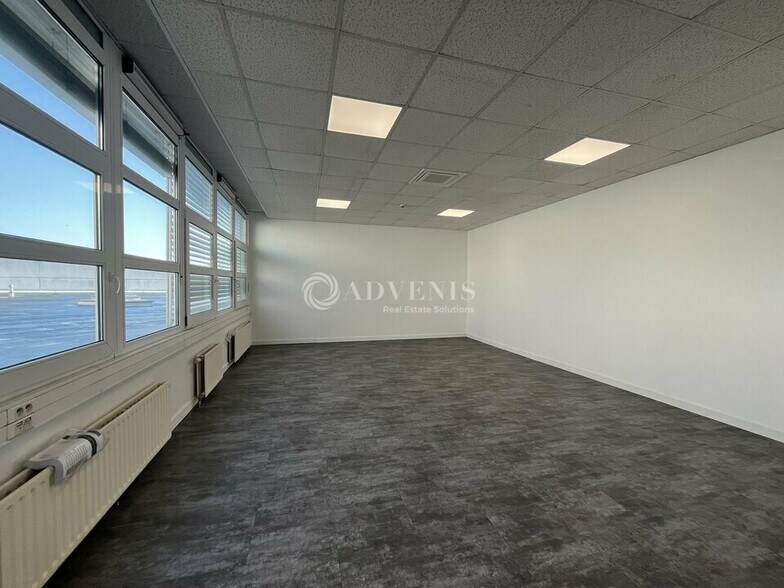 37 Rue Gustave Eiffel, Goussainville for lease - Interior Photo - Image 2 of 9