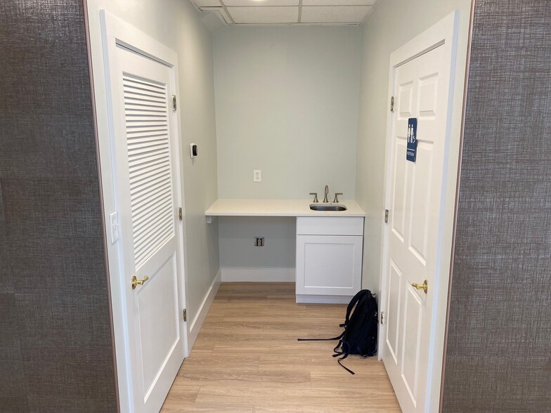 2312 Peachford Rd, Atlanta, GA for sale - Interior Photo - Image 2 of 13