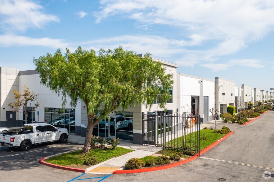 9220-9268 1/2 Hall Rd, Downey, CA à louer - Photo du bâtiment - Image 2 de 35