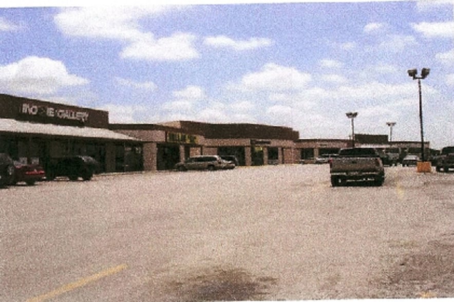 1600 N Sara Dewitt Dr, Gonzales, TX for lease - Primary Photo - Image 1 of 3
