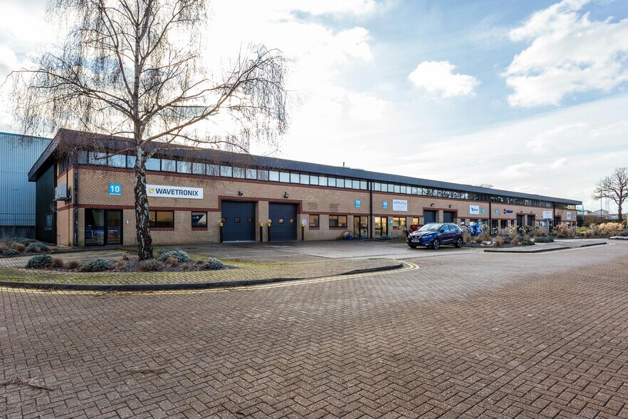 Newton Rd, Crawley à louer - Photo du bâtiment - Image 3 de 14