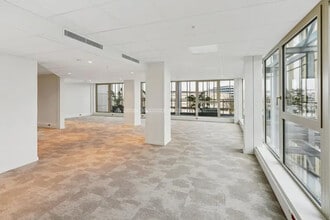 1-3 Rue Stephenson, Montigny-le-Bretonneux for lease Interior Photo- Image 2 of 2