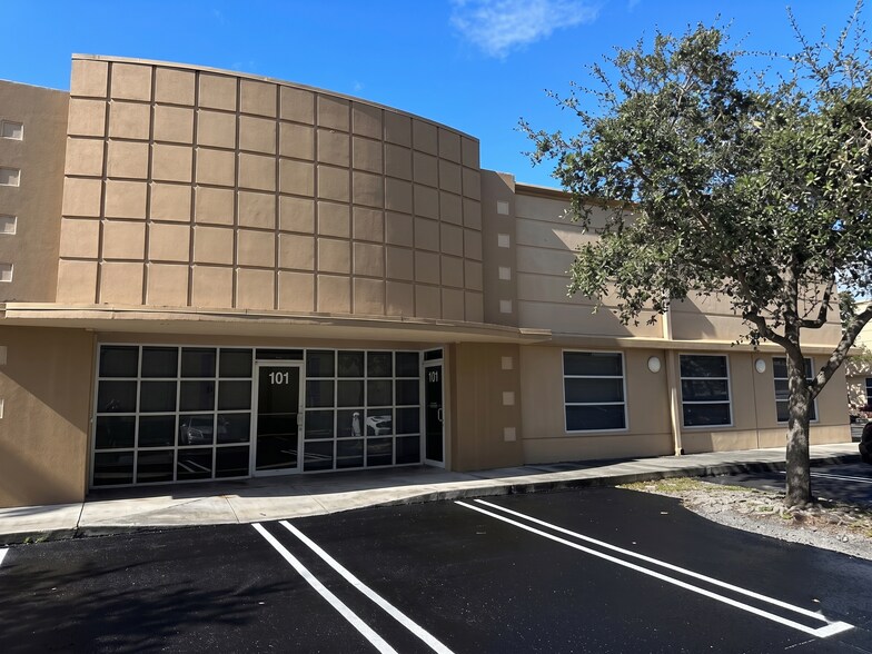 470 S Andrews Ave, Pompano Beach, FL à louer - Photo du bâtiment - Image 3 de 9