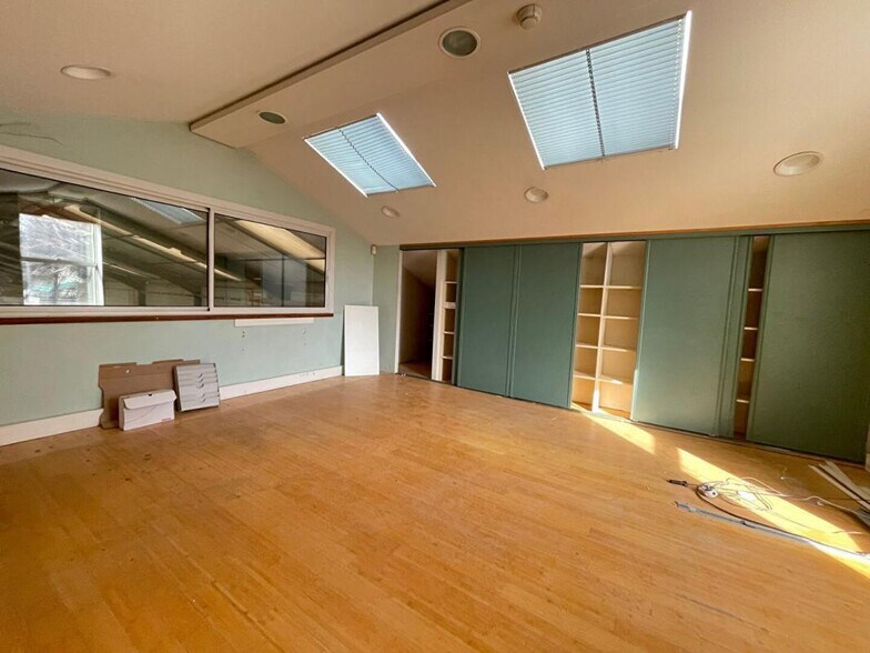 Industrial in Toulouse for lease - Building Photo - Image 1 of 3