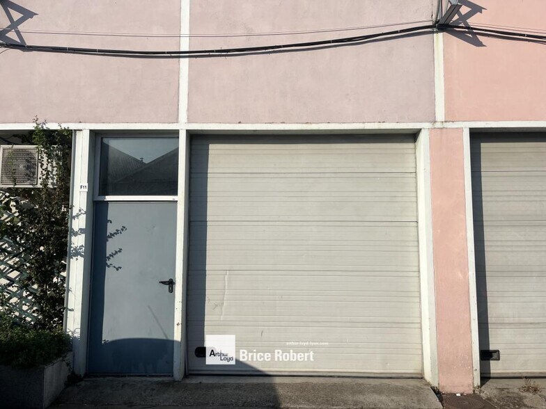 Flex in Venissieux for lease - Building Photo - Image 1 of 5