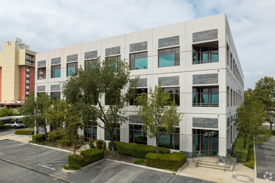 3500 Porsche Way, Ontario, CA à louer - Photo du bâtiment - Image 2 de 6