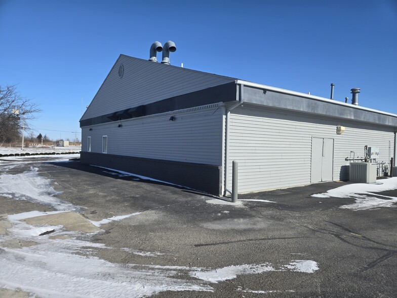 10525 Evans Dr, Luna Pier, MI for lease - Building Photo - Image 2 of 3