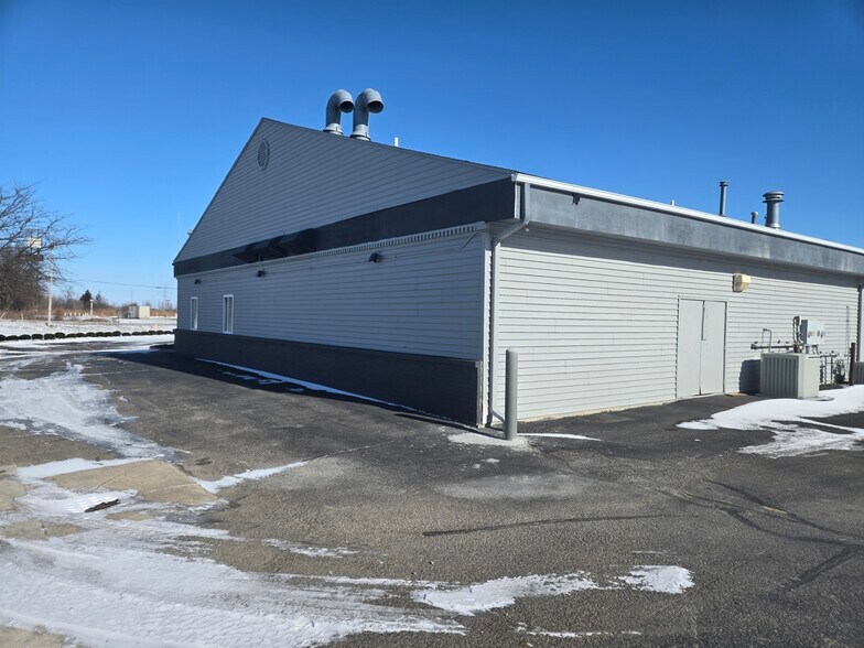 10525 Evans Dr, Luna Pier, MI à louer - Photo du bâtiment - Image 2 de 3