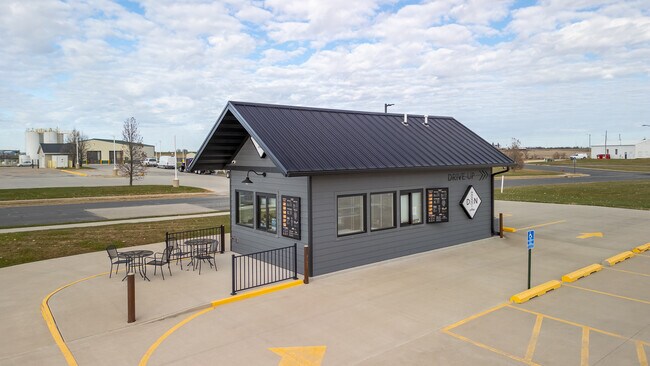 Plus de détails pour 331 Sandstone Dr NW, Eyota, MN - Commerce de détail à vendre