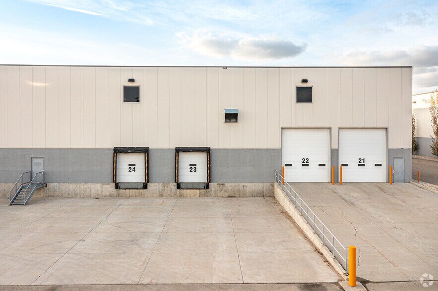 6340-6356 Roper Rd NW, Edmonton, AB à louer - Photo du bâtiment - Image 2 de 11