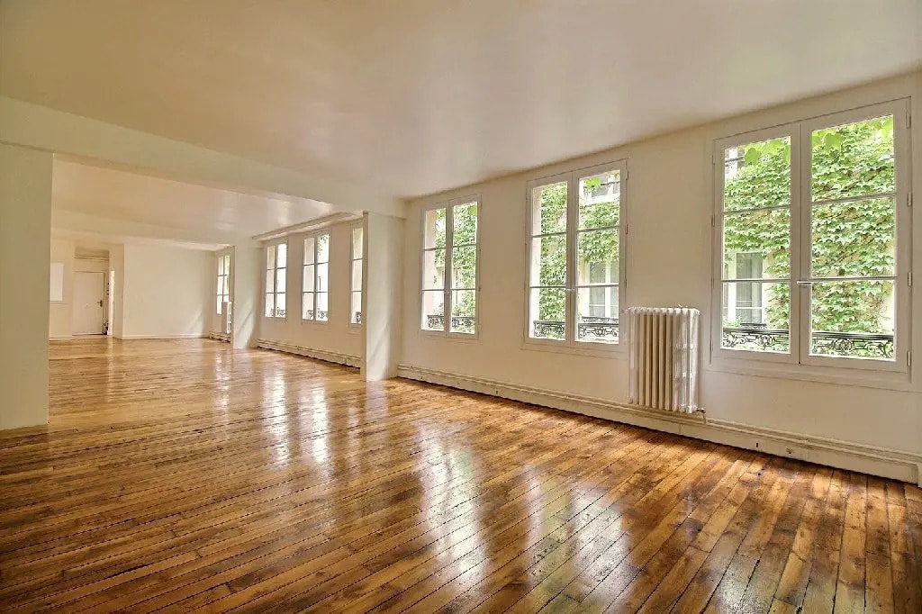 Office in Paris for lease Interior Photo- Image 1 of 3