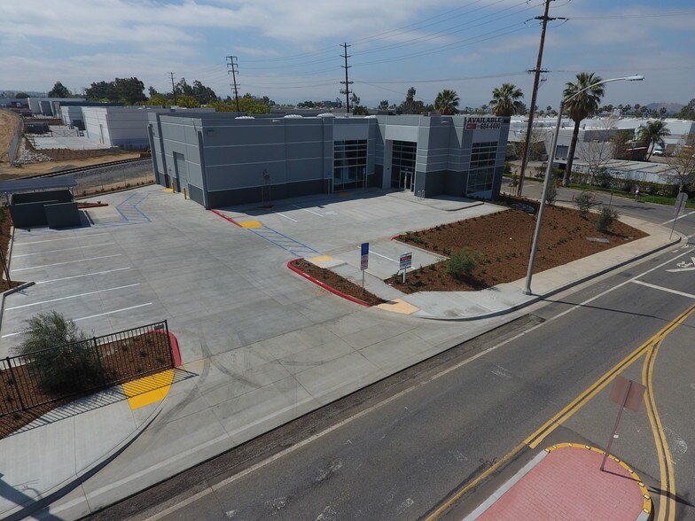 1080 Marlborough Ave, Riverside, CA à louer - Photo principale - Image 3 de 3