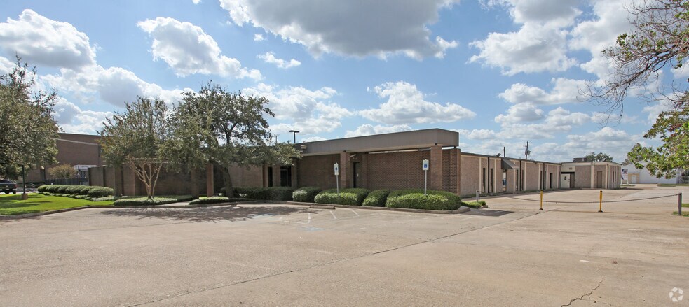 2215 Mangum Rd, Houston, TX for sale - Building Photo - Image 1 of 2