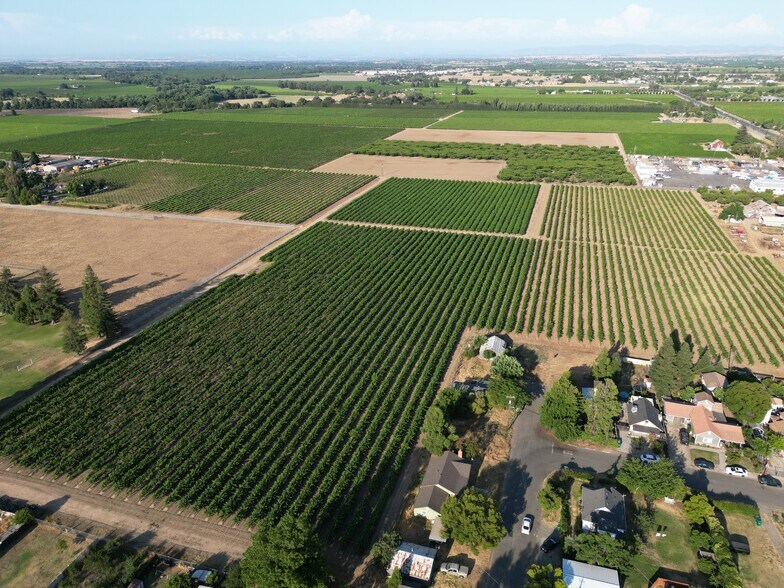 17490 N Bruella Rd, Lodi, CA à vendre - Photo du bâtiment - Image 3 de 11