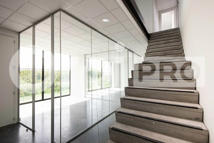 Industrial in Loos for lease - Building Photo - Image 3 of 4
