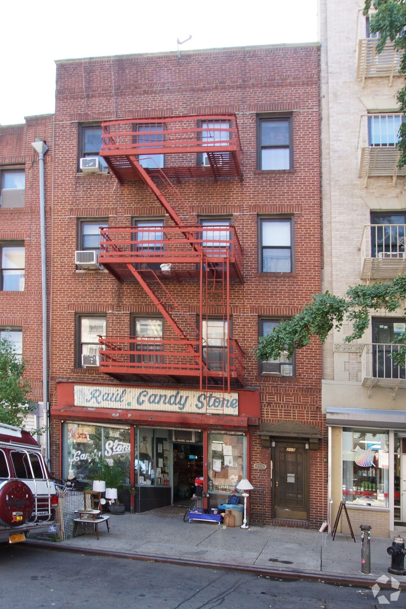 205 Avenue B, New York, NY à louer Photo principale- Image 1 de 3