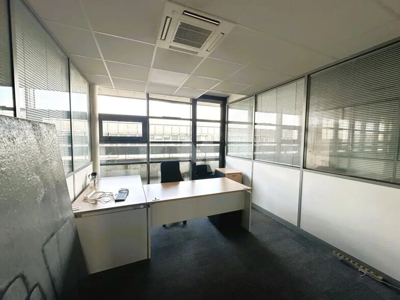 Office in Melun for lease - Interior Photo - Image 3 of 10