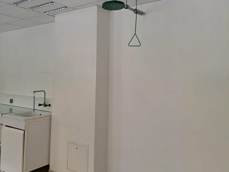 Flex in Créteil for lease - Interior Photo - Image 1 of 3