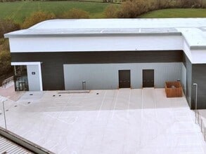 310-320 Hithercroft Rd, Wallingford for lease Building Photo- Image 2 of 2