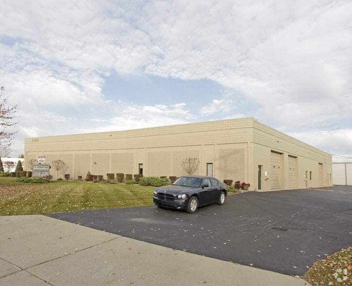1030-1032 N Crooks Rd, Clawson, MI à louer - Photo du bâtiment - Image 3 de 4