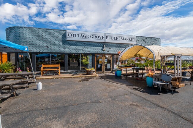 More details for 926 E Main St, Cottage Grove, OR - Retail for Sale
