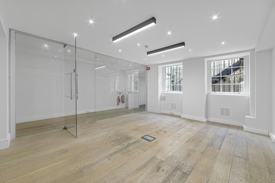 72 Charlotte St, London for lease - Interior Photo - Image 3 of 9
