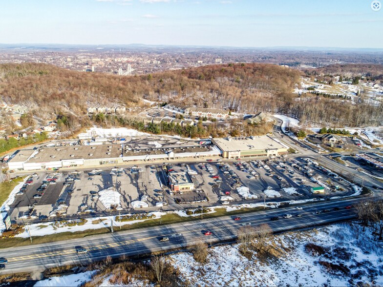 3650 Route 9W, Highland, NY à louer - Photo du bâtiment - Image 2 de 11