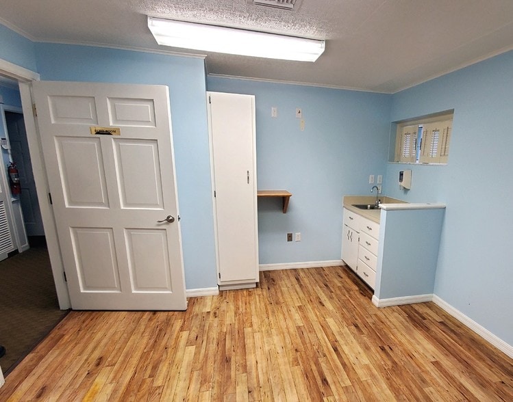 1107 S Myrtle Ave, Clearwater, FL for sale - Interior Photo - Image 2 of 9